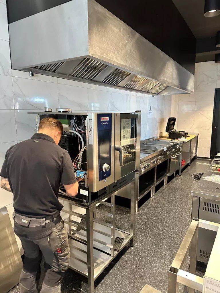 Monteur van JD Grootkeuken Service aan het werk